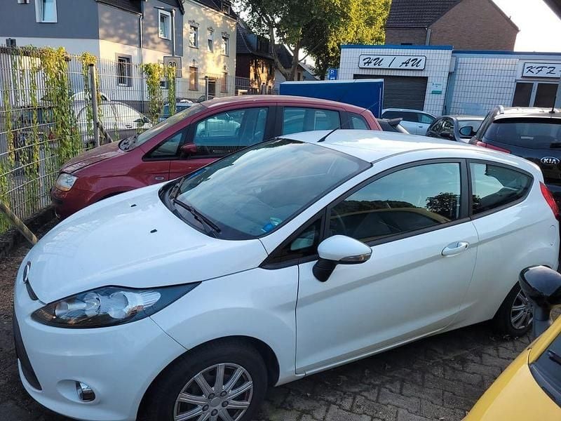 Weiß Gebraucht 2012 Ford Fiesta Limousine | 3.700 € (Guter Preis) - Bild 1/4