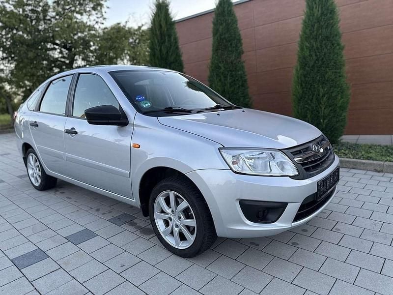 Grau Gebraucht 2018 Lada Granta Limousine | 3.490 € - Bild 1/4