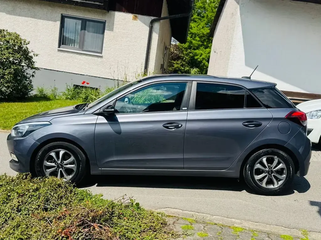 Gebraucht Hyundai i20 Passion 101 PS (74 kW) 2018 Grau Limousine