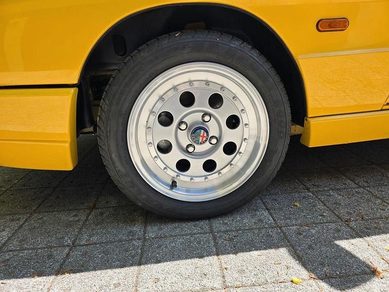 Gebraucht Alfa Romeo Spider 120 PS (88 kW) 1992 Gelb Cabrio