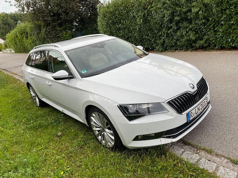 Gebraucht Skoda Superb Style 190 PS (139 kW) 2016 Weiß Kombi