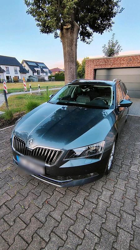 Grau Gebraucht 2017 Skoda Superb Kombi | 19.700 € (Fairer Preis) - Bild 1/4