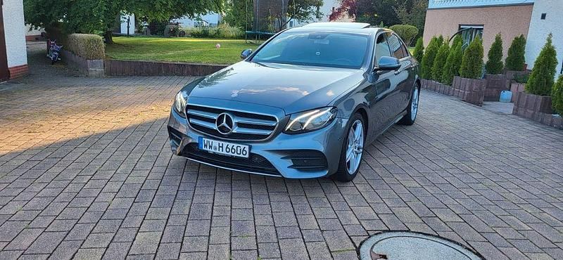Grau Gebraucht 2016 Mercedes E220 AMG line Limousine | 24.900 € (Etwas zu teuer) - Bild 1/4