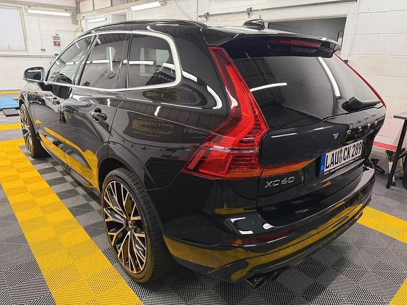 Gebraucht Volvo XC60 R-Design 235 PS (172 kW) 2018 Onyx black / metallic SUV