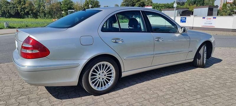 Gebraucht Mercedes E500 Elegance 306 PS (225 kW) 2002 Astralsibermetallic Limousine
