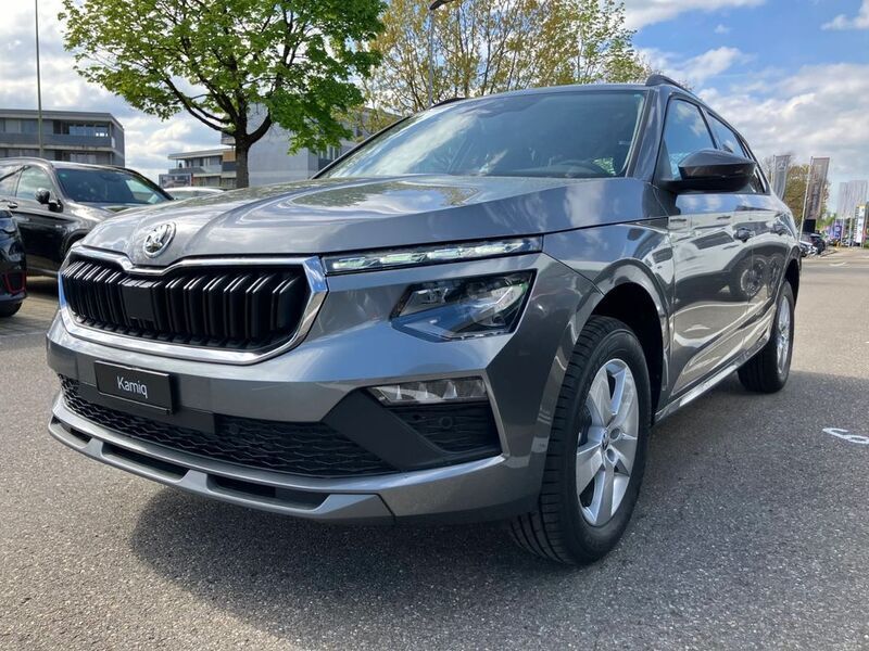 Graphitegrau Neu 2025 Skoda Kamiq Selection SUV | 27.370 € (Fairer Preis) - Bild 1/4