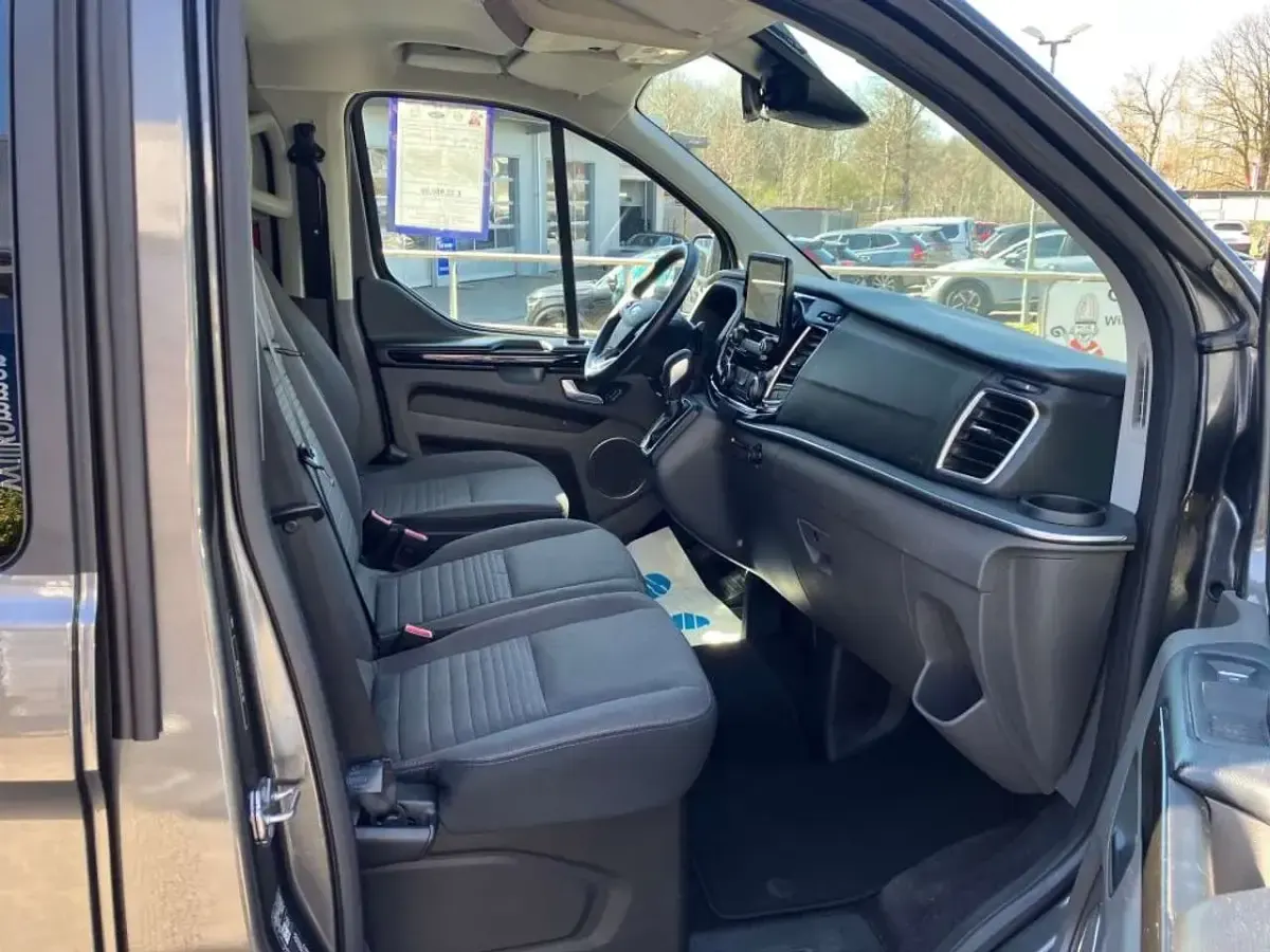 Gebraucht Ford Tourneo Titanium 150 PS (110 kW) 2023 Grau Van / Kleinbus