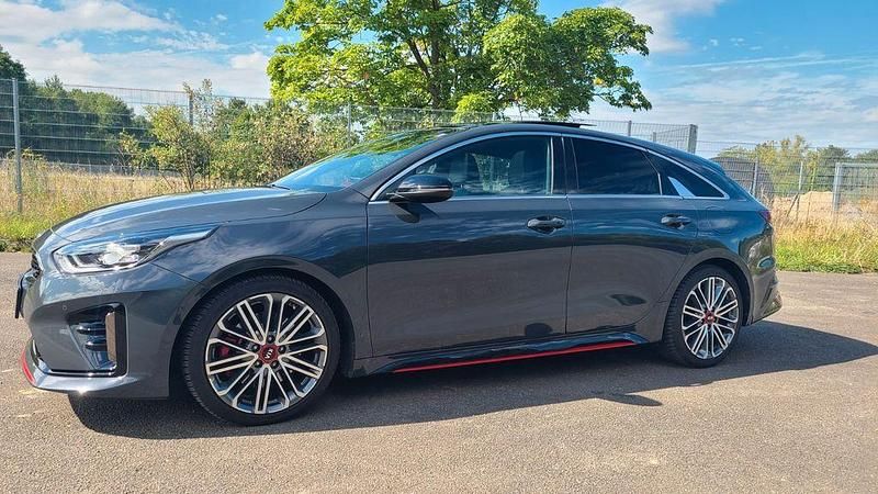 Grau Gebraucht 2021 Kia ProCeed GT Kleinwagen | 25.100 € (Guter Preis) - Bild 1/4