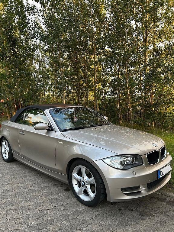Grau Gebraucht 2010 BMW 120 Cabriolet Sport Line Cabrio | 7.750 € (Fairer Preis) - Bild 1/4
