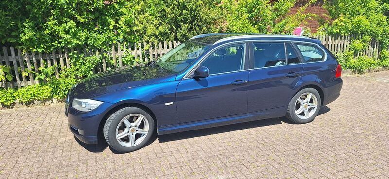 Blau Gebraucht 2011 BMW 318 Kombi | 3.750 € (Superpreis) - Bild 1/4
