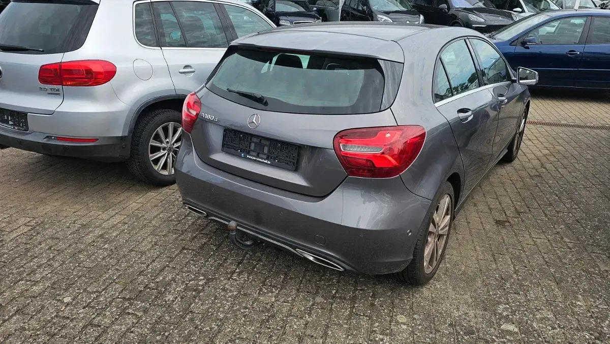 Gebraucht Mercedes A180 109 PS (80 kW) 2018 Grau Limousine