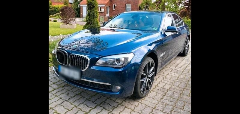 Blau Gebraucht 2010 BMW 740L Sport Line Limousine | 11.900 € - Bild 1/4