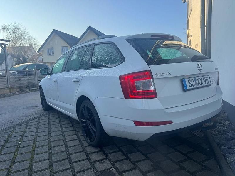 Gebraucht Skoda Octavia Joy 179 PS (131 kW) 2016 Weiß Kleinwagen