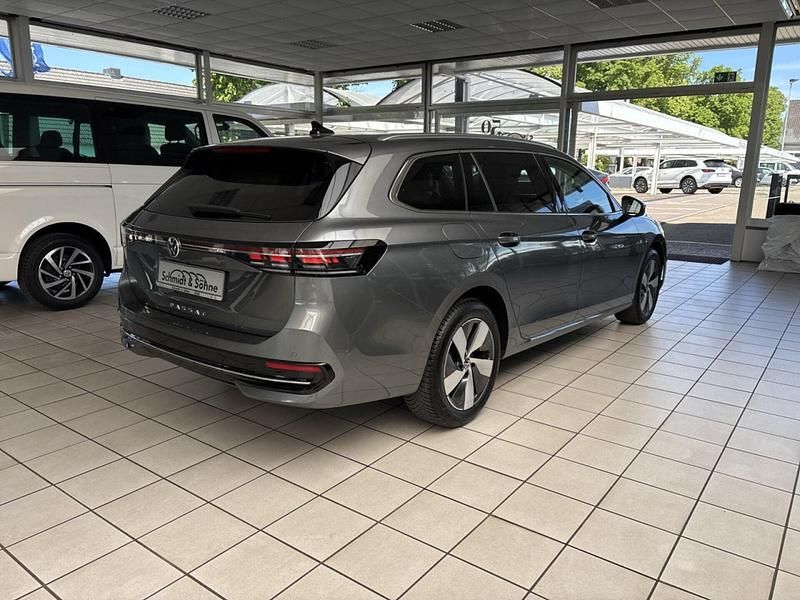 Gebraucht VW Passat Elegance 150 PS (110 kW) 2024 Grau metallic Kombi