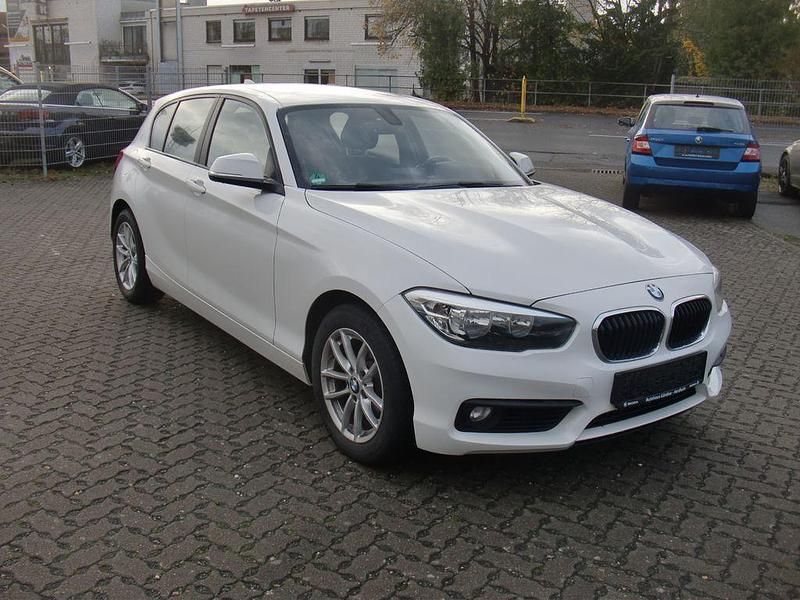 Weiß Gebraucht 2018 BMW 118 Advantage Kleinwagen | 11.885 € (Superpreis) - Bild 1/4