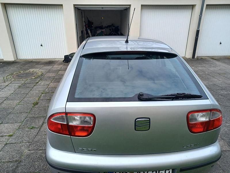 Second-hand Seat Leon 105 CP (77 kW) 2004 Argintiu Hatchback