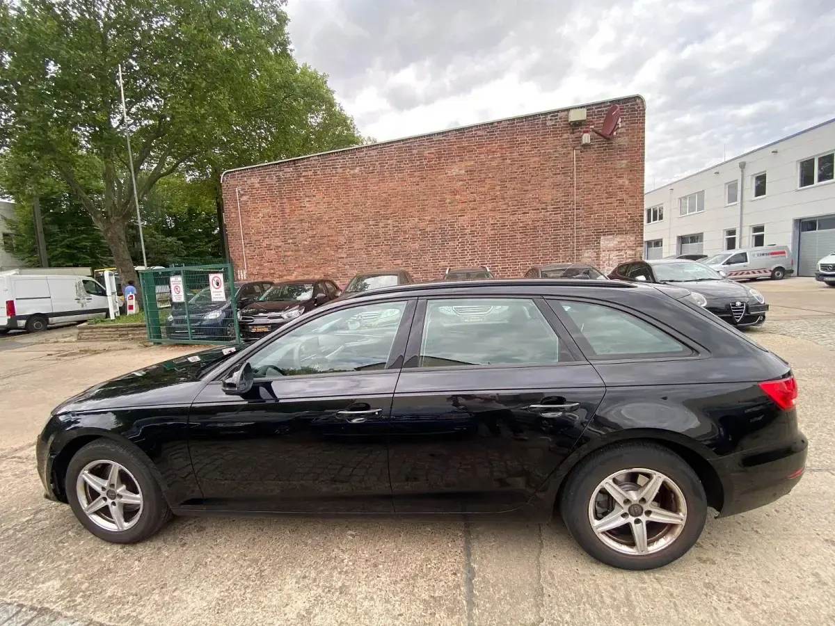 Gebraucht Audi A4 Basis 150 PS (110 kW) 2018 Schwarz Kombi