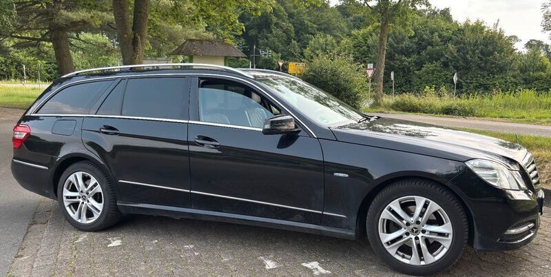 Schwarz Gebraucht 2011 Mercedes E200 Avantgarde Kombi | 6.200 € (Guter Preis) - Bild 1/4