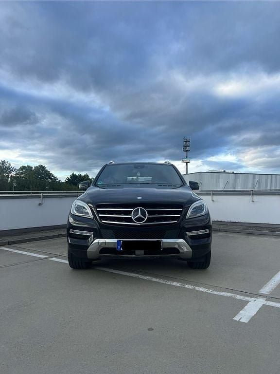 Schwarz Gebraucht 2012 Mercedes ML350 Edition 1 SUV | 12.600 € (Superpreis) - Bild 1/4