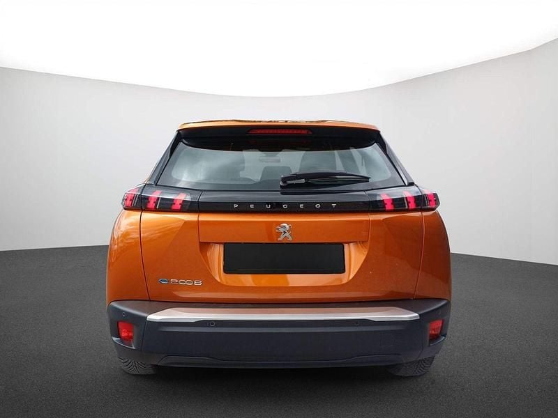 Gebraucht Peugeot e-2008 Active 100 kW (136 PS) 2023 Lackierung orange fusion/typ aussenverkleidung metalliclackierung SUV