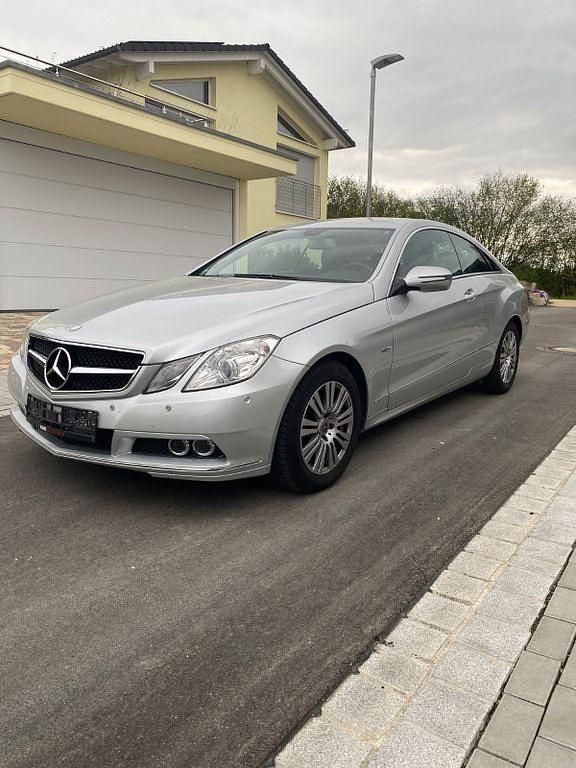 Silber Gebraucht 2009 Mercedes E250 Elegance Coupé | 11.699 € (Fairer Preis) - Bild 1/4