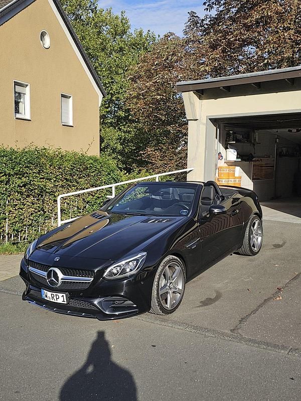 Schwarz Gebraucht 2018 Mercedes SLC200 AMG line Cabrio | 28.000 € (Fairer Preis) - Bild 1/4