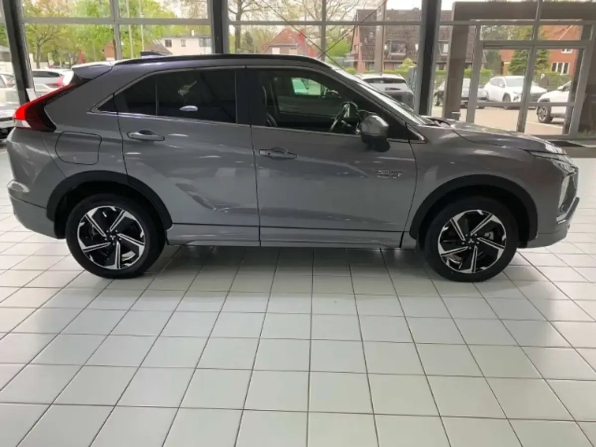 Używany Mitsubishi Eclipse Cross Plus 188 KM (138 kW) 2022 Szary SUV