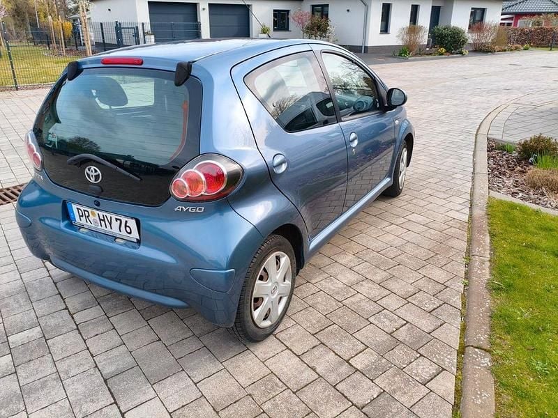 Gebraucht Toyota Aygo 68 PS (50 kW) 2010 Blau Kleinwagen