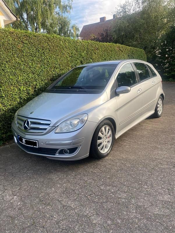 Grau Gebraucht 2006 Mercedes B180 Van / Kleinbus | 5.800 € - Bild 1/4