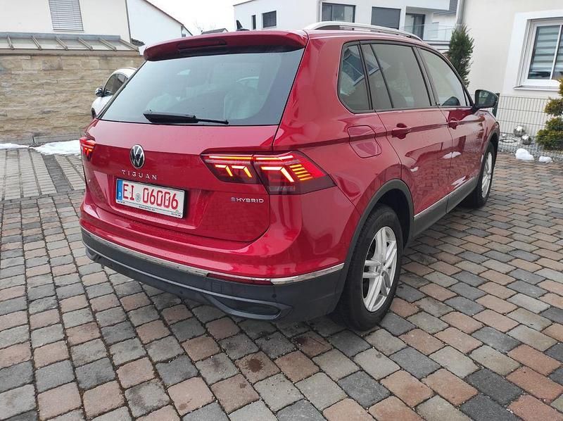 Gebraucht VW Tiguan Active 150 PS (110 kW) 2023 Rot SUV