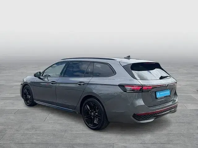 Gebraucht VW Passat R-line 150 PS (110 kW) 2025 Grau Kombi