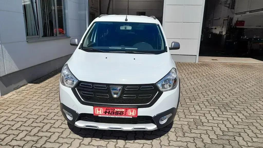 Gebraucht Dacia Lodgy Stepway 131 PS (96 kW) 2021 Weiß Van / Kleinbus