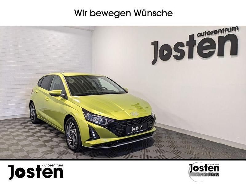 Gelb (lucid lime / met (gelb)) Neu 2025 Hyundai i20 Limousine | 20.490 € (Superpreis) - Bild 1/4