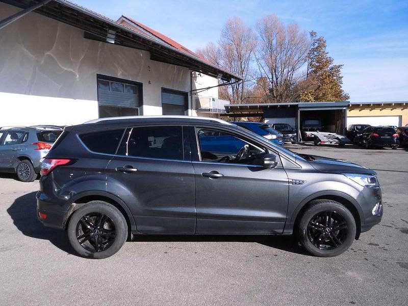Grau Gebraucht 2017 Ford Kuga Cool & Connect SUV | 9.990 € (Superpreis) - Bild 1/4