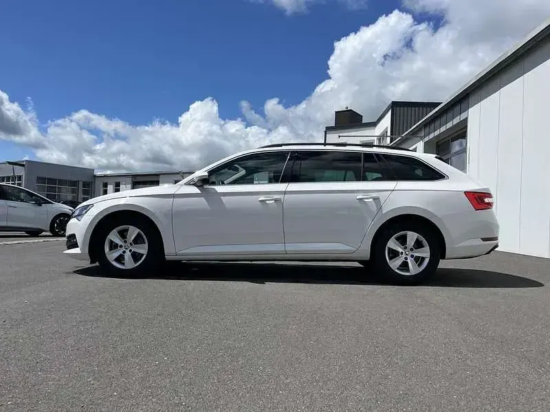 Gebraucht Skoda Superb Ambition 150 PS (110 kW) 2021 Weiß Kombi