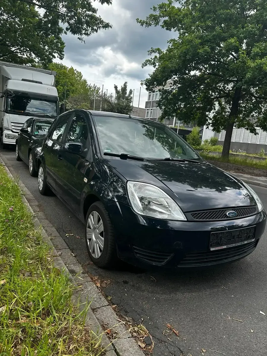 Używany Ford Fiesta 70 KM (51 kW) 2005 Niebieski Hatchback