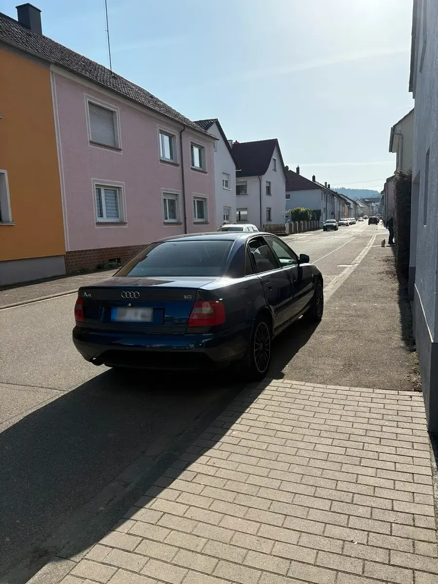 Second-hand Audi A4 100 CP (73 kW) 1997 Albastru Berlinǎ