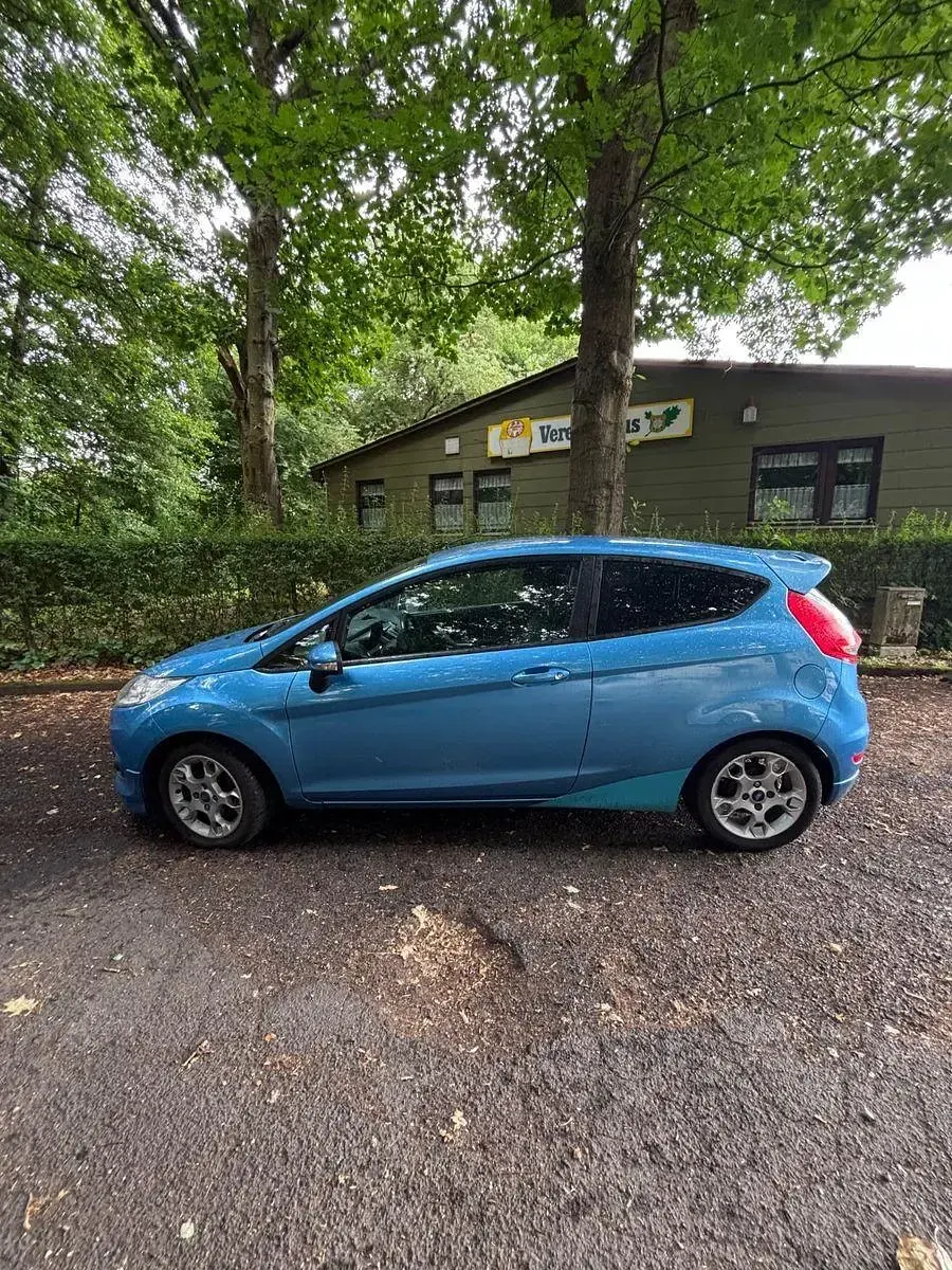 Gebraucht Ford Fiesta Trend 97 PS (71 kW) 2010 Blau Limousine