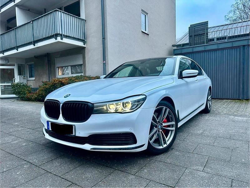Weiß Gebraucht 2016 BMW 730 Luxury Line Limousine | 26.900 € (Superpreis) - Bild 1/4