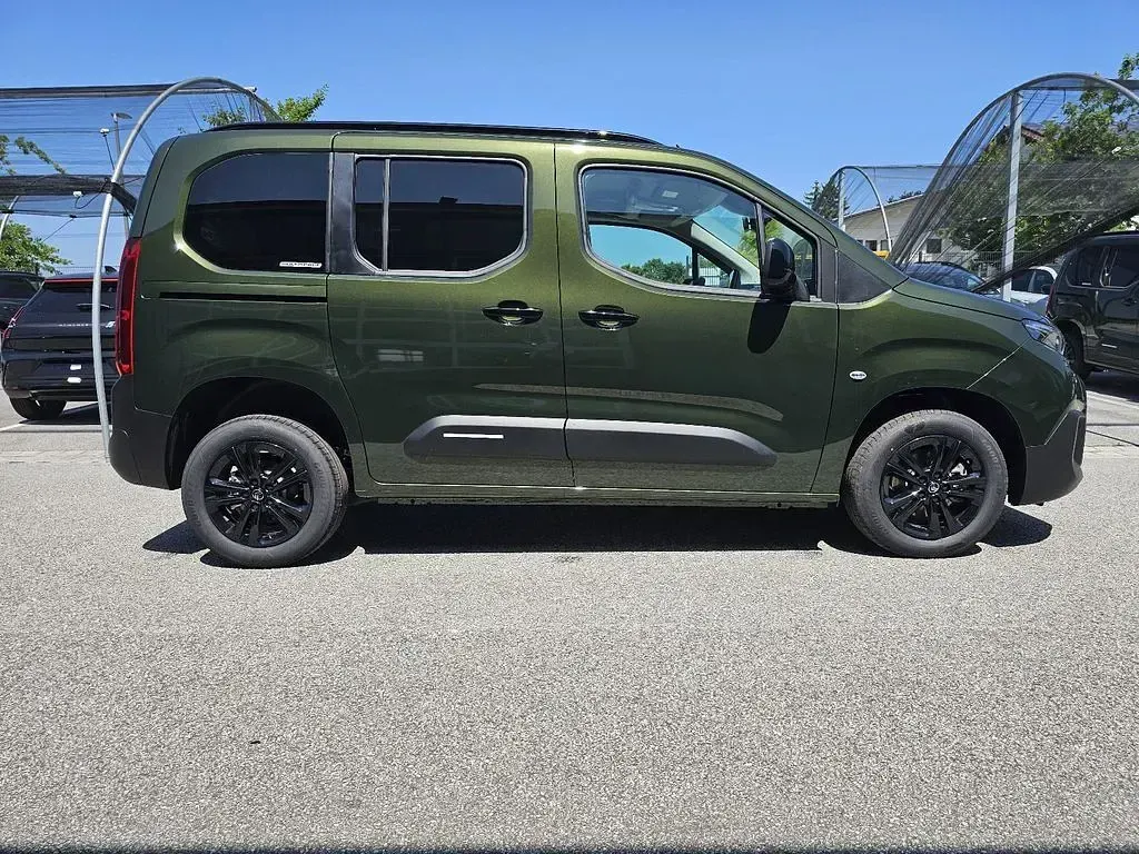 Neu Citroën Berlingo Comfort 131 PS (96 kW) 2026 Sirkkagrün Van / Kleinbus