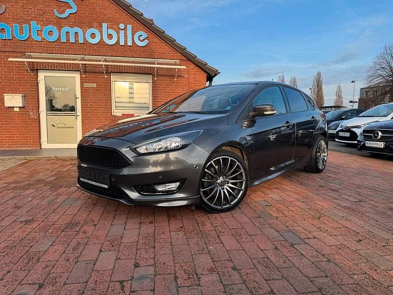 Grau Gebraucht 2018 Ford Focus ST-Line Limousine | 9.900 € (Fairer Preis) - Bild 1/4