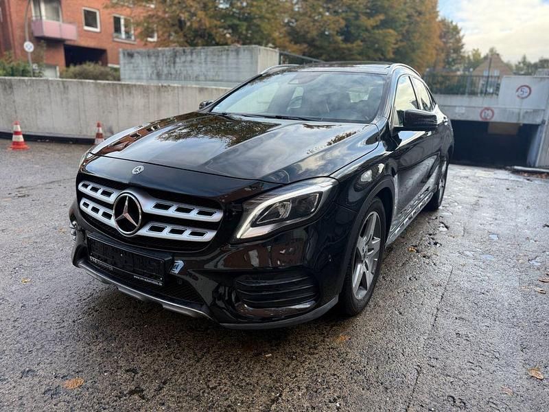 Schwarz Gebraucht 2020 Mercedes GLA200 AMG line SUV | 21.900 € (Superpreis) - Bild 1/4