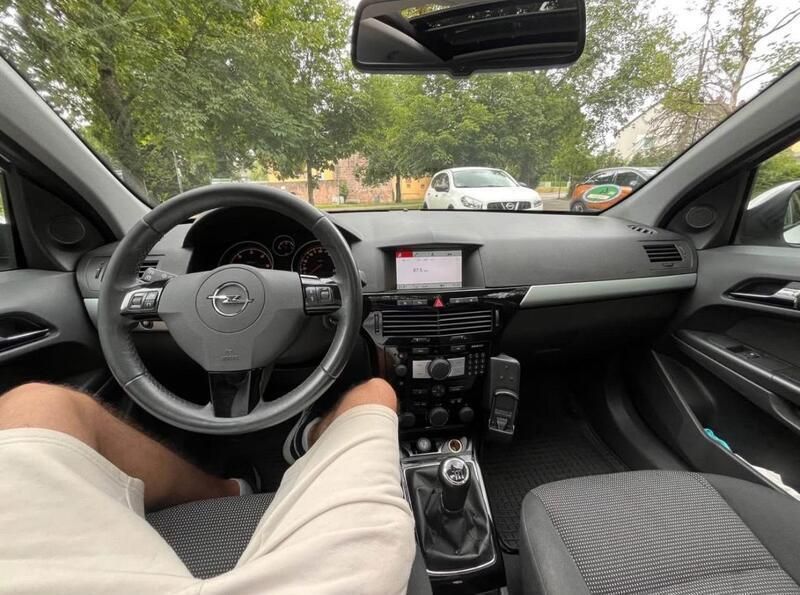 Weiß Gebraucht 2011 Opel Astra Kombi | 3.050 € (Fairer Preis) - Bild 1/4