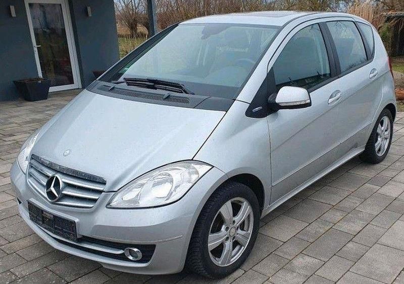Silber Gebraucht 2011 Mercedes A180 Elegance Van / Kleinbus | 4.990 € (Fairer Preis) - Bild 1/4