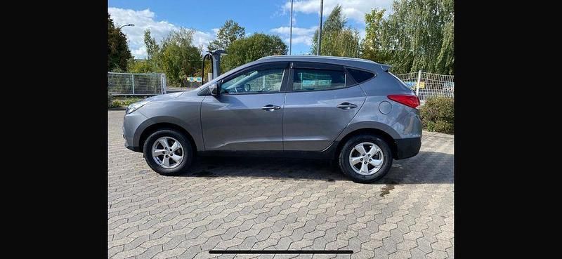Grau Gebraucht 2013 Hyundai ix35 Comfort SUV | 8.300 € (Superpreis) - Bild 1/4