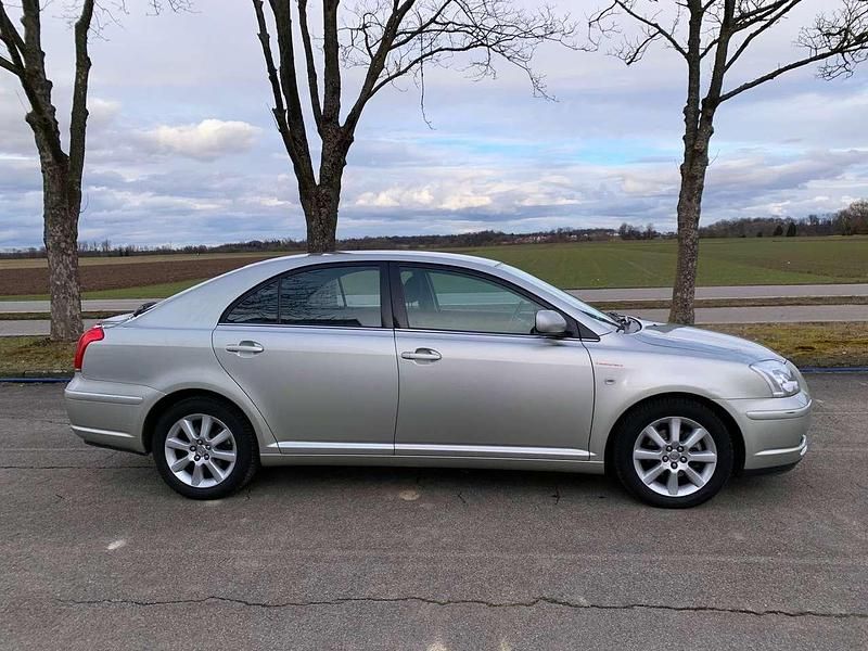 Gebraucht Toyota Avensis Executive 129 PS (94 kW) 2003 Silver metallic Kleinwagen