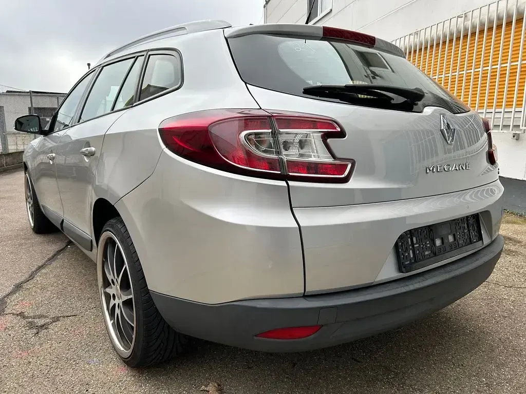 Gebraucht Renault Mégane Expression 106 PS (77 kW) 2011 Silber Limousine