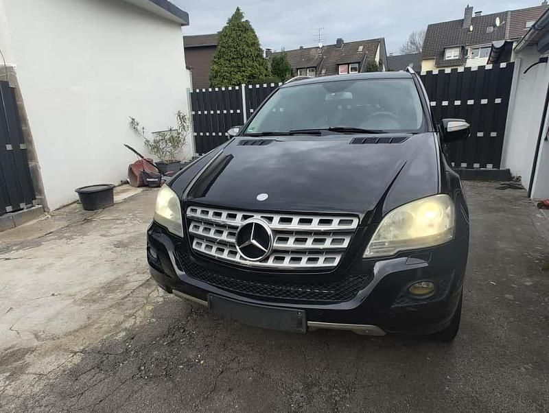 Schwarz Gebraucht 2009 Mercedes ML350 SUV | 7.999 € (Fairer Preis) - Bild 1/4