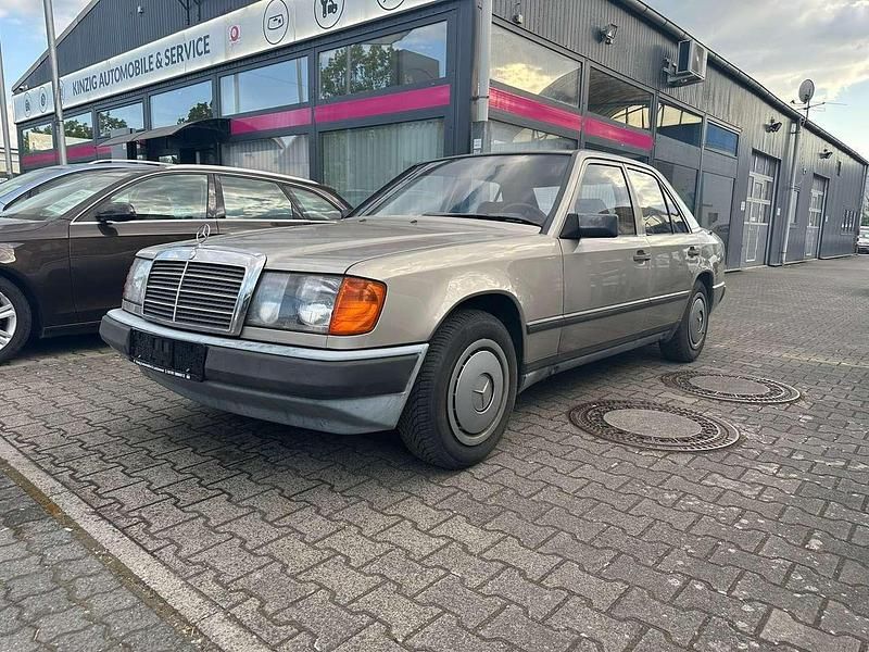 Gebraucht Mercedes E230 136 PS (100 kW) 1985 Goldnut Limousine