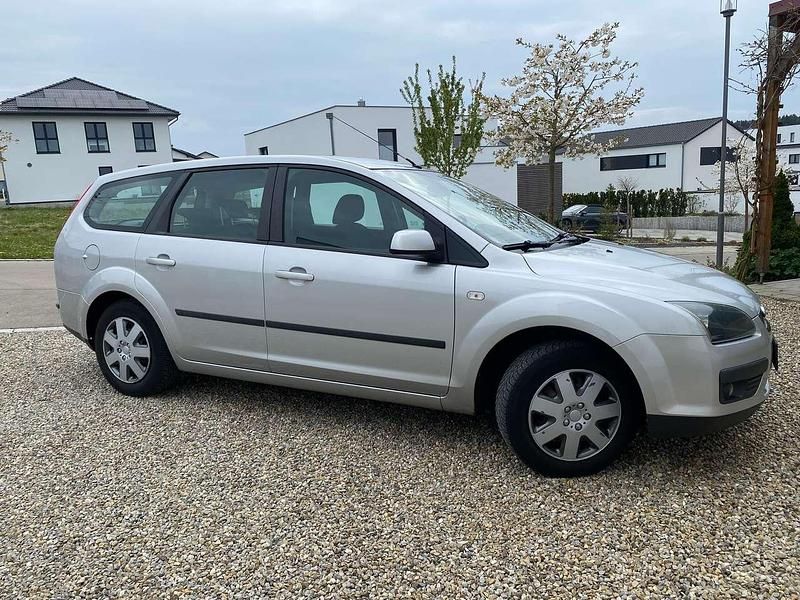 Grau Gebraucht 2005 Ford Focus Trend Kombi | 1.900 € (Etwas zu teuer) - Bild 1/4